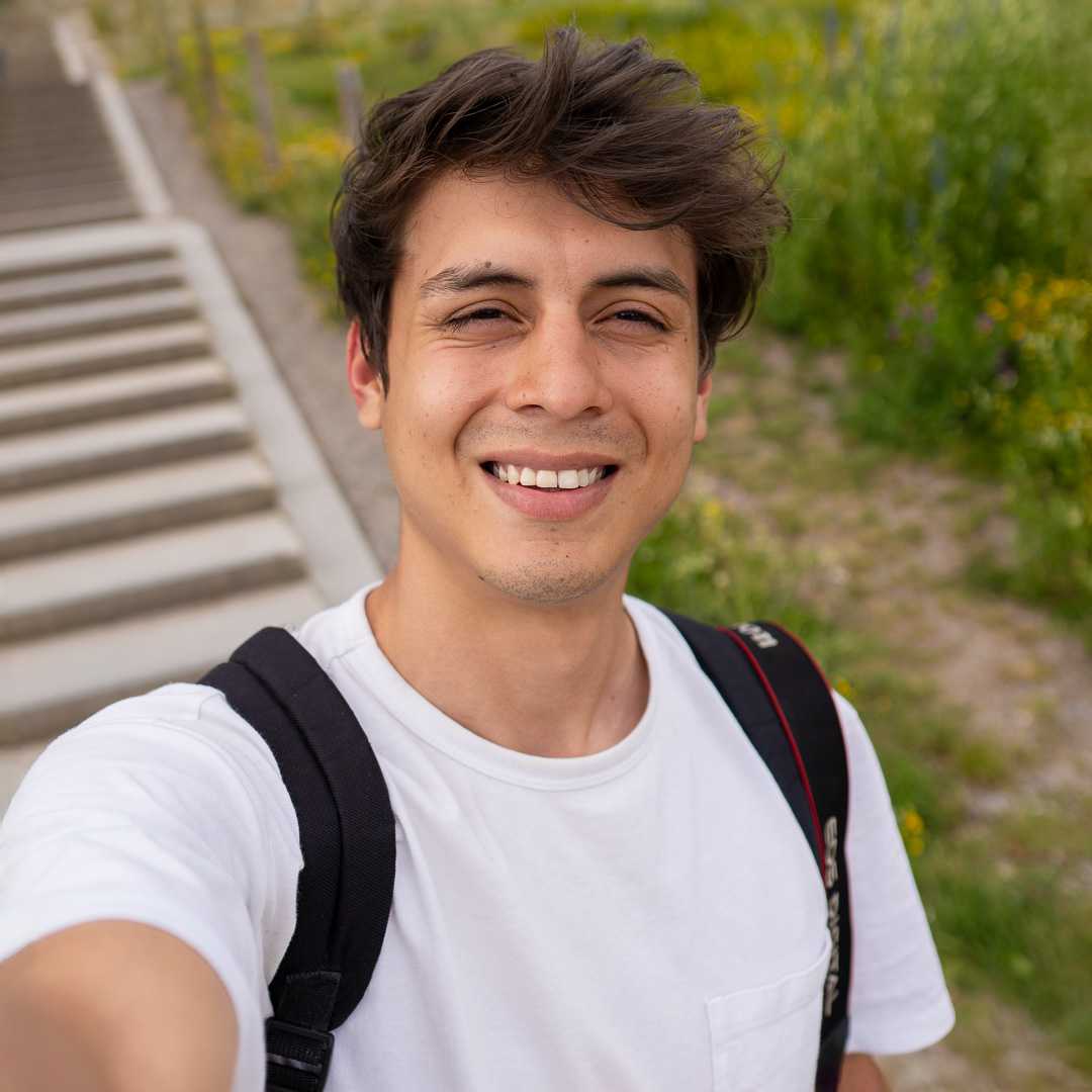 Selfie al aire libre con fondo de escaleras y flores